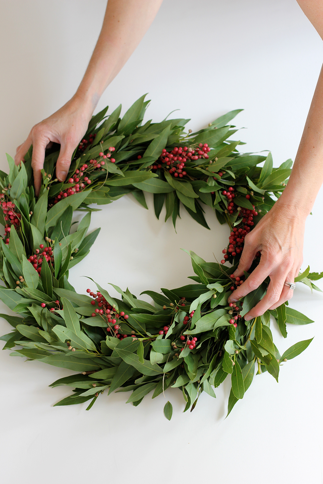 make this gorgeous bay leaf and berry holiday wreath