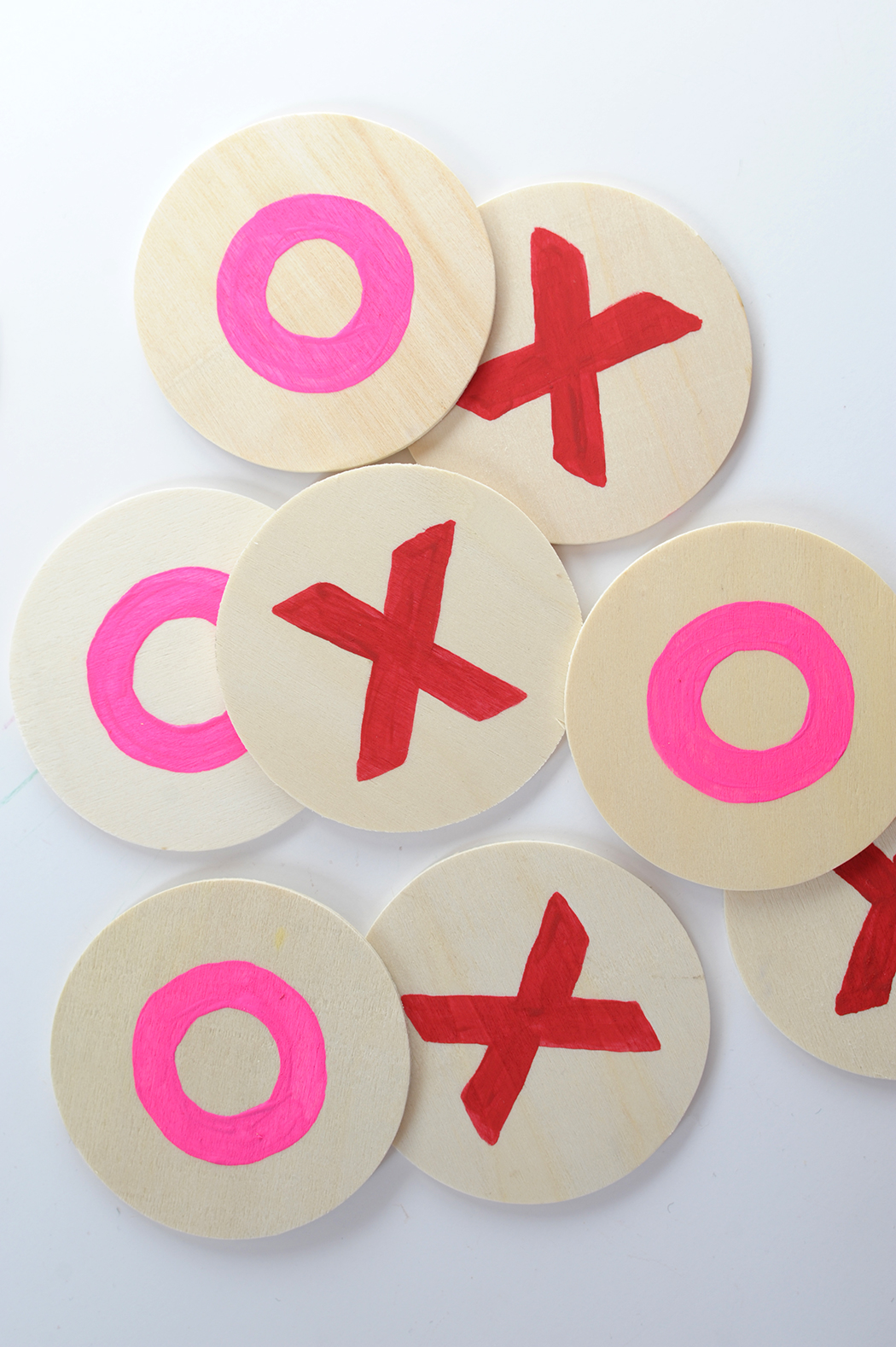 Make this sweet and super simple DIY Valentine Tic Tac Toe Board on aliceandlois.com