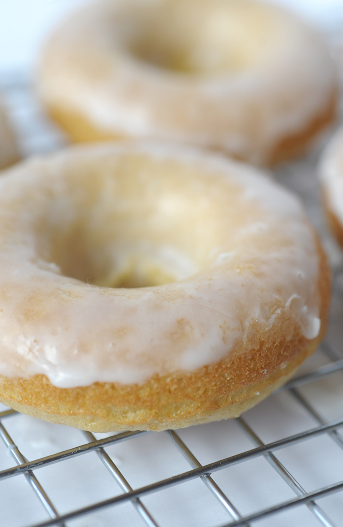 The best baked lemon donuts on aliceandlois.com