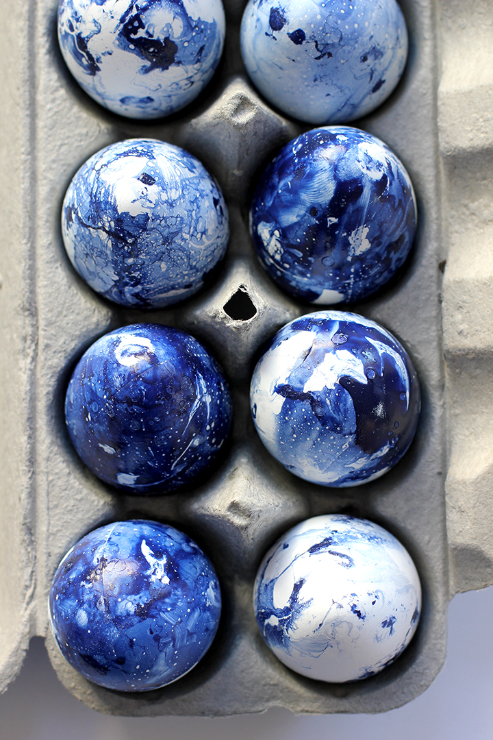 Make these DIY indigo inspired eggs on aliceandlois.com